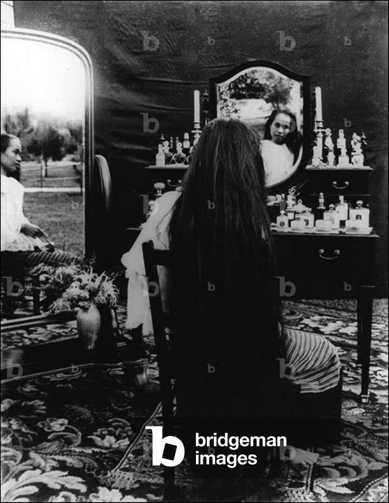 Thailand: Dara Rasmi (1873 - 1933), Princess of Chiang Mai and Siam posing with mirrors to display her long hair, date unknown but late 19th century
