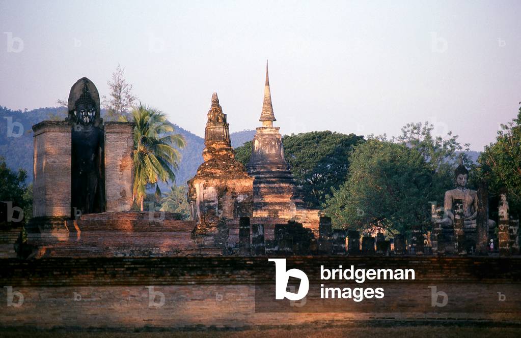 Thailand: Dawn light over Wat Mahathat, Sukhothai Historical Park