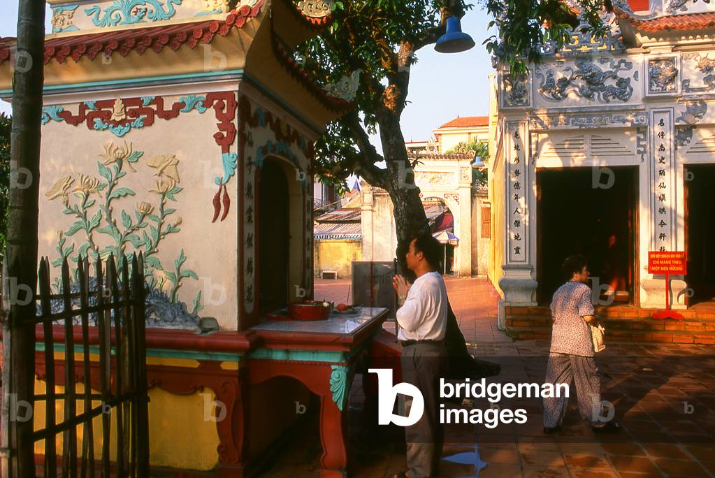 Vietnam: Worshipper at Tay Ho Pagoda, West Lake (Ho Tay), Hanoi