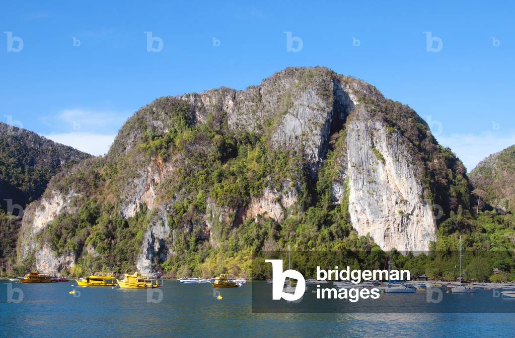 Thailand: Boats at anchor in Tonsai Bay, Tonsai Village (Ban Ton Sai), Ko Phi Phi Don, Ko Phi Phi