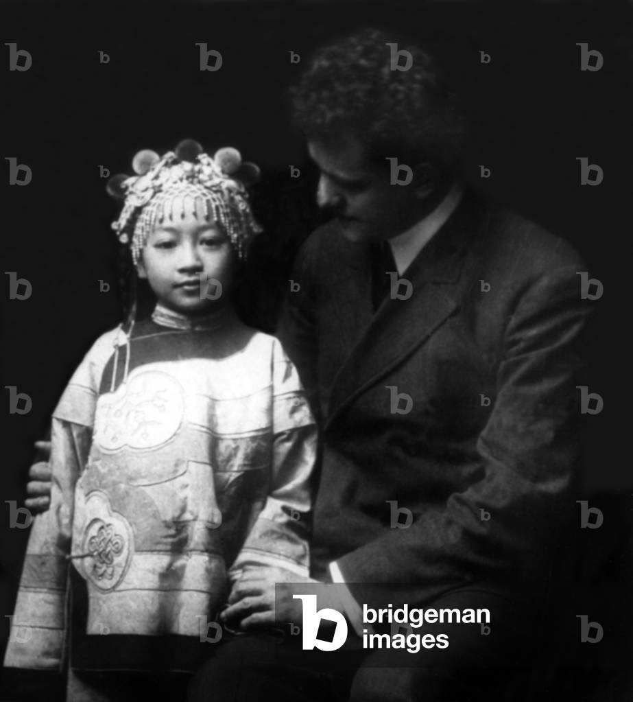 USA: 'Friends', Chinatown, San Francisco. Apparently Arnold Genthe posing with a little Chinese girl, early 20th century