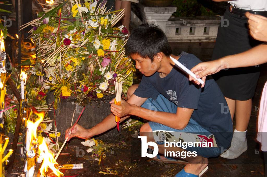 Thailand: Devotees with incense at the Inthakin or Lak Mueang Festival, Wat Chedi Luang, Chiang Mai