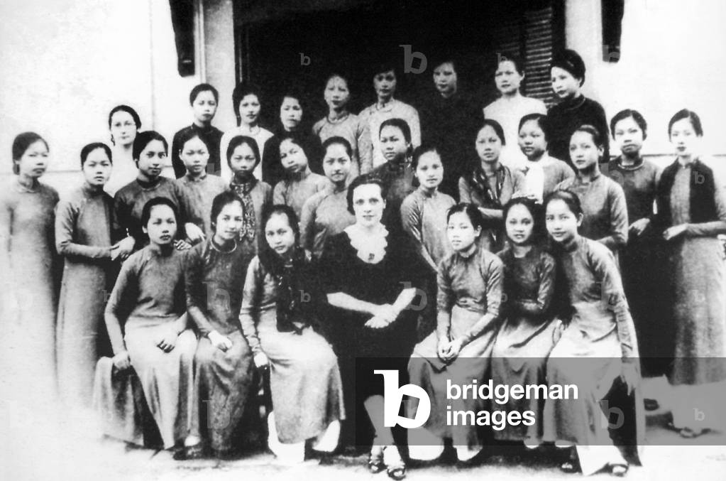 Vietnam: The first generation of female students at Dong Khanh High School in Hue (early 20th century)