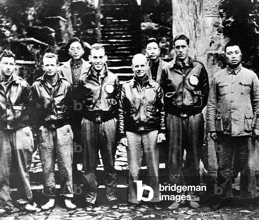 USA / Japan / China: Lt. Col. Doolittle with members of his flight crew and Chinese officials in China after the Doolittle Raid. To the right is Chao Foo Ki, secretary of the Western Chekiang Province Branch Government, April 1942