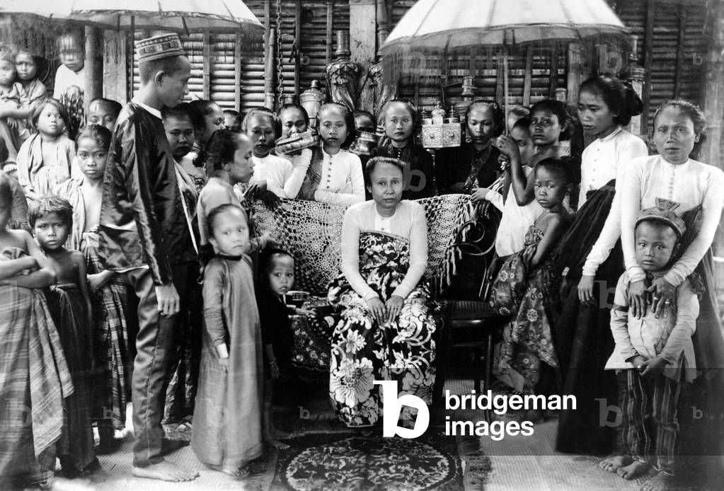 Philippines: Princess Radja Putri, wife of the Sultan Maguguina, Cotabato, early 20th century