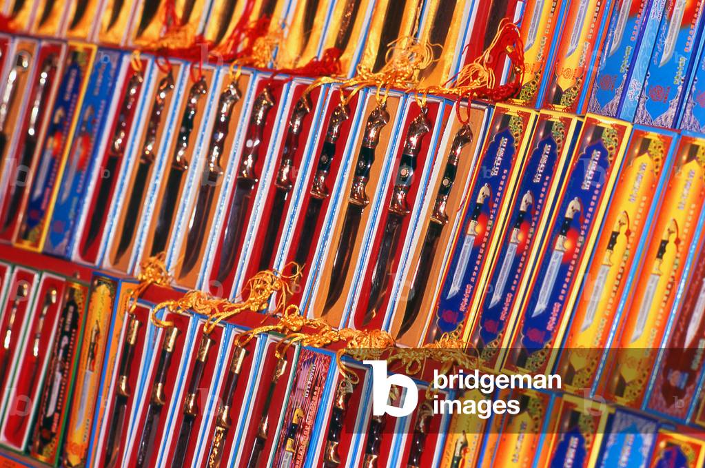 China: Decorative traditional hand-made knives for sale in a small workshop in Yengisar, Xinjiang Province (photo)