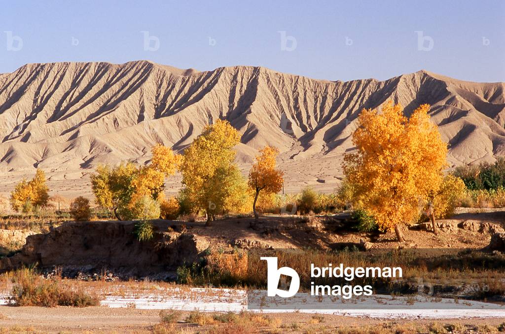 China: The foothills of the Kunlun Shan (Kunlun Mountains) near Karghilik (Karghalik or Kargilik), Xinjiang Province (photo)