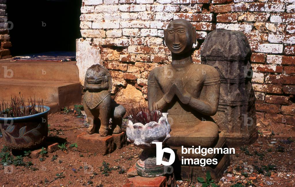 Cambodia: A rather primitive Buddha at Udong (Oudong)