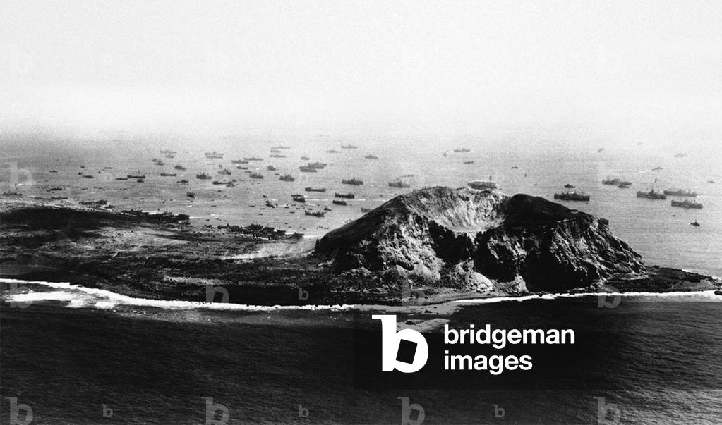 Japan / USA: US invasion fleet off Iwo Jima, Mount Suribachi in foreground, February-March, 1945