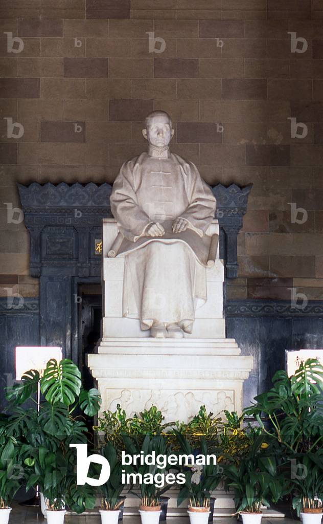 China: Statue of Sun Yat-sen, Sun Yat-sen mausoleum (Zhongshan Ling), Nanjing, Jiangsu Province