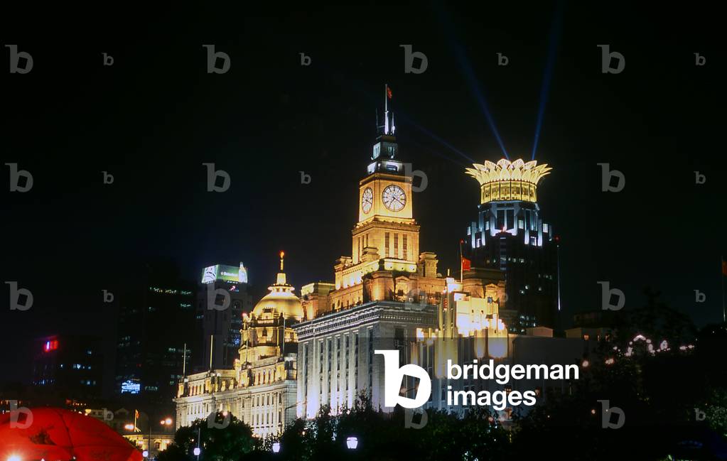 China: The old Hongkong and Shanghai Bank building (left) and the old Customs House (centre) by night, The Bund, Zhongshan Donglu, Shanghai