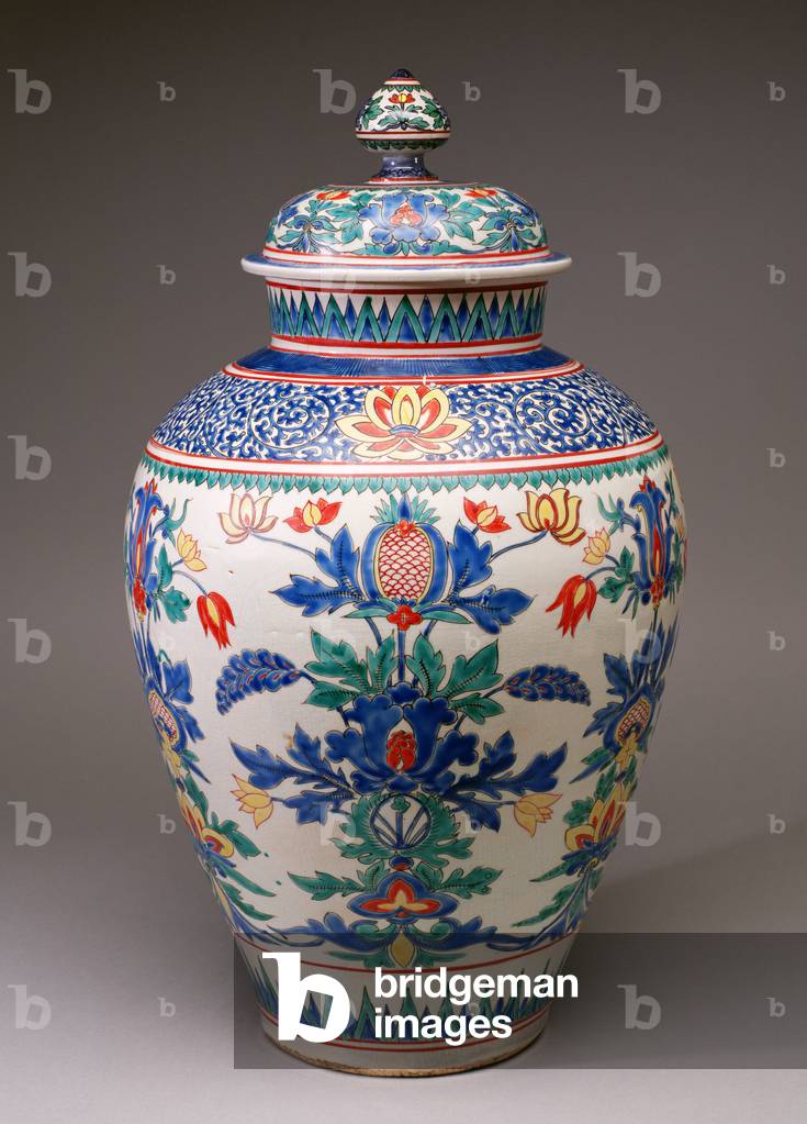 Grande vaso con coperchio decorato in smalti Kakiemon, giapponese, fine sec. XVII (porcellana smaltata)