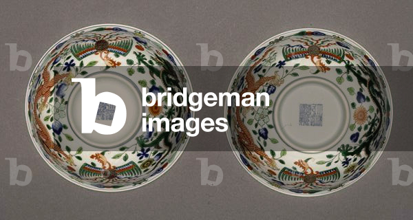 Pair of 'wucai' dragon and phoenix bowls, Qianlong mark and period 1736-95 (porcelain with enamel underglaze) (see also 142602)