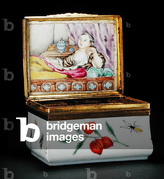 An armorial snuffbox (porcelain) (see also 231338 & 231347)