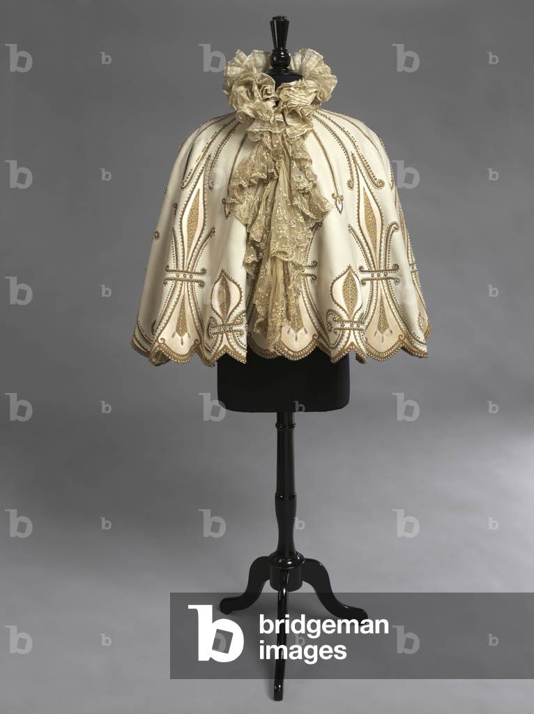 Cape, c.1895 (duvetyn con raso, treccia oro, paillettes, perle e cristalli)
