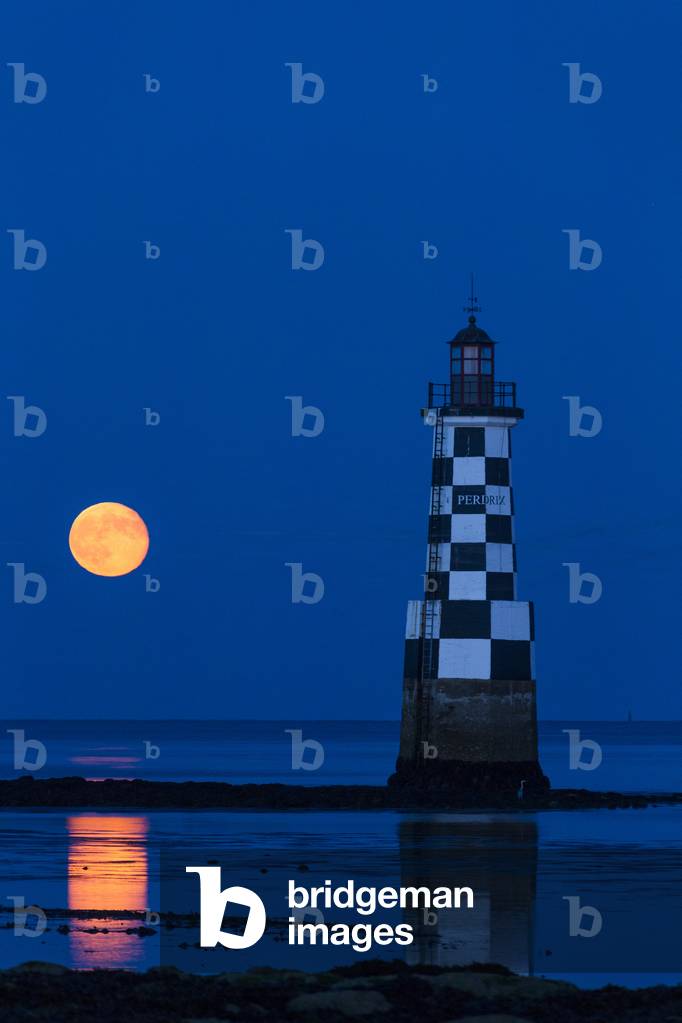 Full moon above the Pardrix lighthouse in Finistere (between Tudy Island and Loctudy). 24 June 2013, Brittany, France