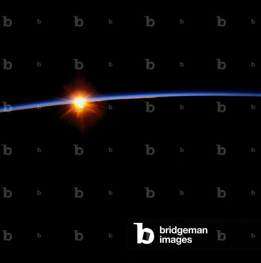 Sunrise from shuttle 05/00 - Sunrise in the atmosphere seen from shuttle Atlantis STS - 101 in May 2000