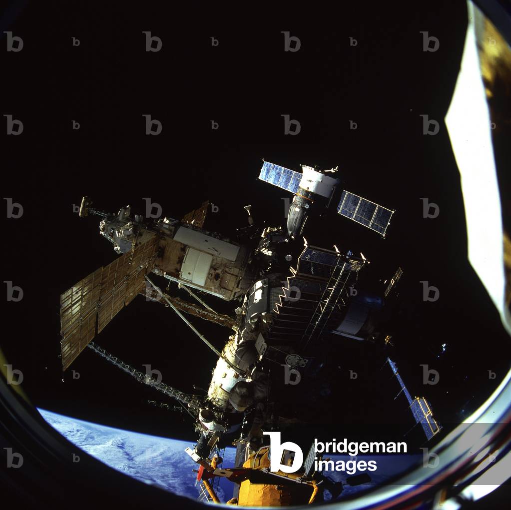Mir station 09/95 - Mir space station stowed with Atlantis shuttle. 22/09/1995