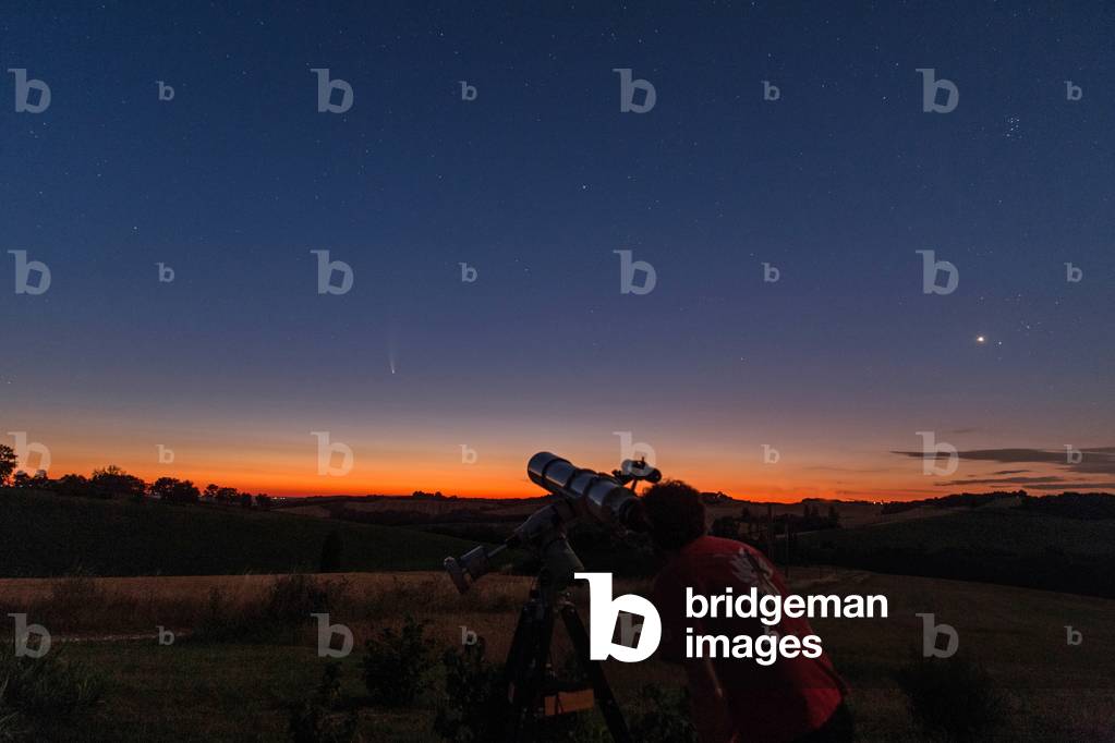 Amateur astronomer and comet Neowise, July 12, 2020 (photo)