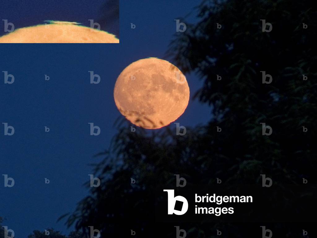Full Moon with Green Ray - Full Moon with Green Flash - Full Moon Sunrise obtained on July 20, 2005. The green ray is visible. Full moon with green flash. July 20, 2005