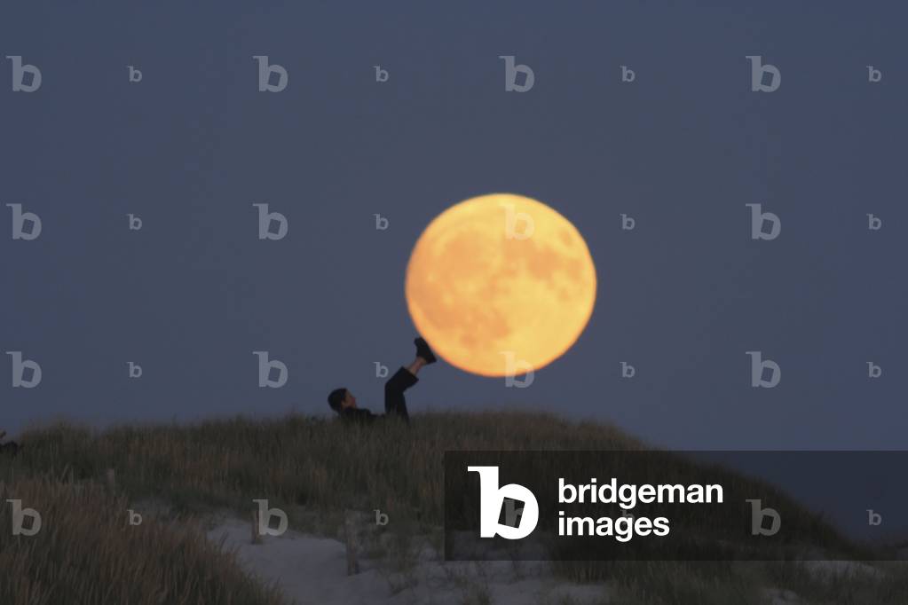Sunrise at Full Moon and character. August 8, 2006. - Moon game - Full moon is rising. August 8, 2006