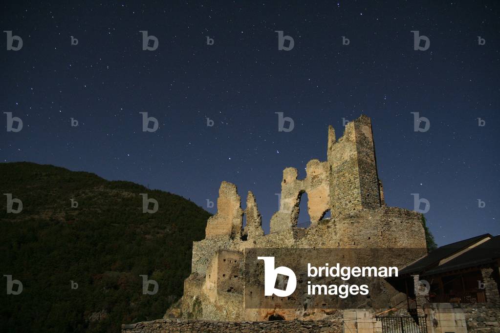 Star sky above the ruins of Usson Castle (09) - Starry sky above the castle of Usson - Star sky above the Cathar castle of Usson in Ariege. Starry sky above the Cathar castle of Uson