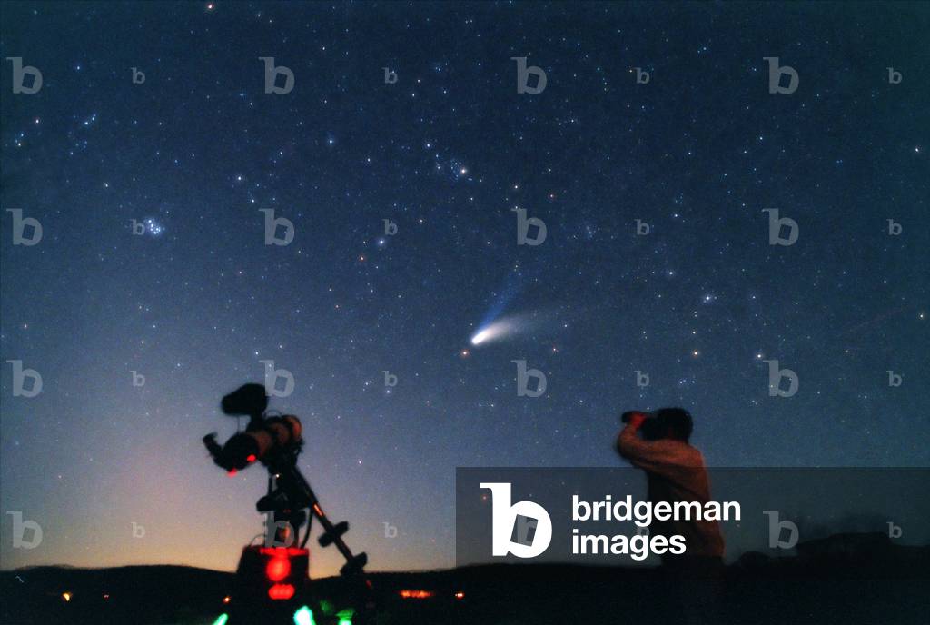 Comete Hale - Bopp and amateur astronomer. 2 April 1997 - Comet Hale - Bopp on April 2, 1997 - Comet Hale - Bopp on April 2, 1997, one day after perihelion, with observer