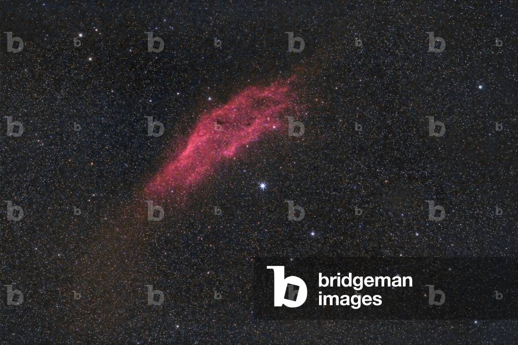 Nebula California (NGC 1499) in Persee - The California Nebula (NGC 1499) in Perseus - NGC 1499 is a very large emission nebula located 1140 light years from Earth in the constellation Persee. NGC 1499 is a very large issue nebula around 1000 light-years away