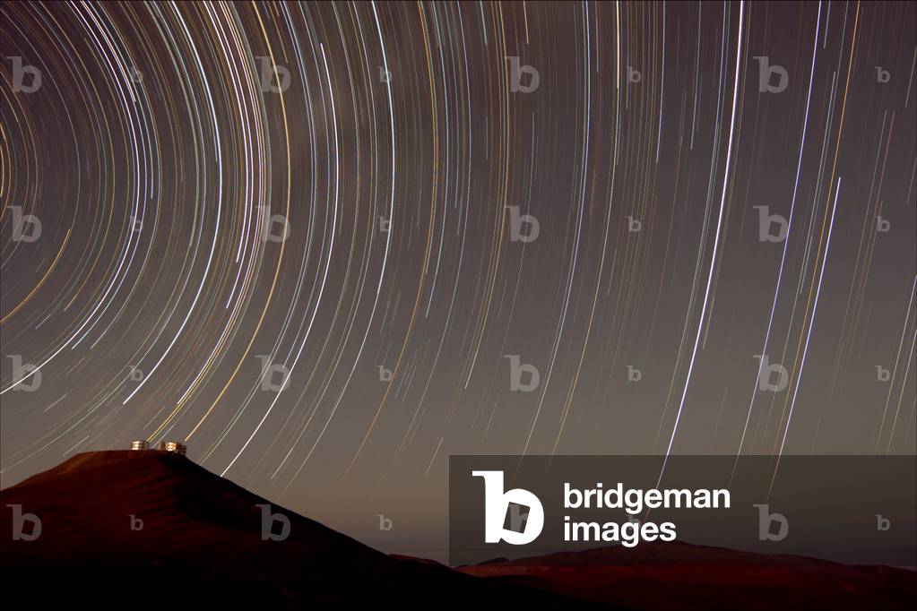 Star Trails over VLT - Star Trails over VLT - Star Trails über die Atacama Wüste; auf der linken Seite befinde