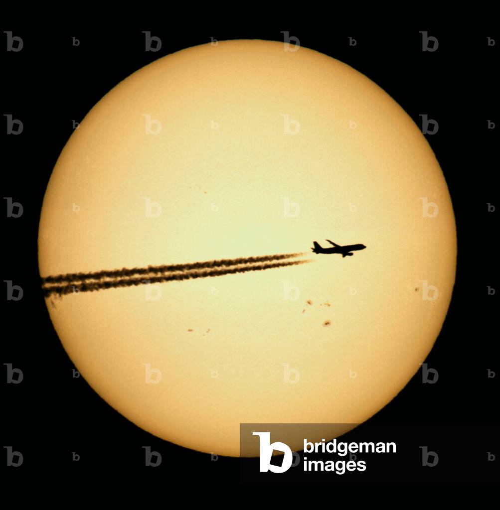 A plane passes by the Sun - A plane in front of the Sun - A plane passes by the solar disk. Image obtained by an astronomical bezel ed 102/1320 and an eos 60d cannon. A plane is silhouetted in front of the Sun