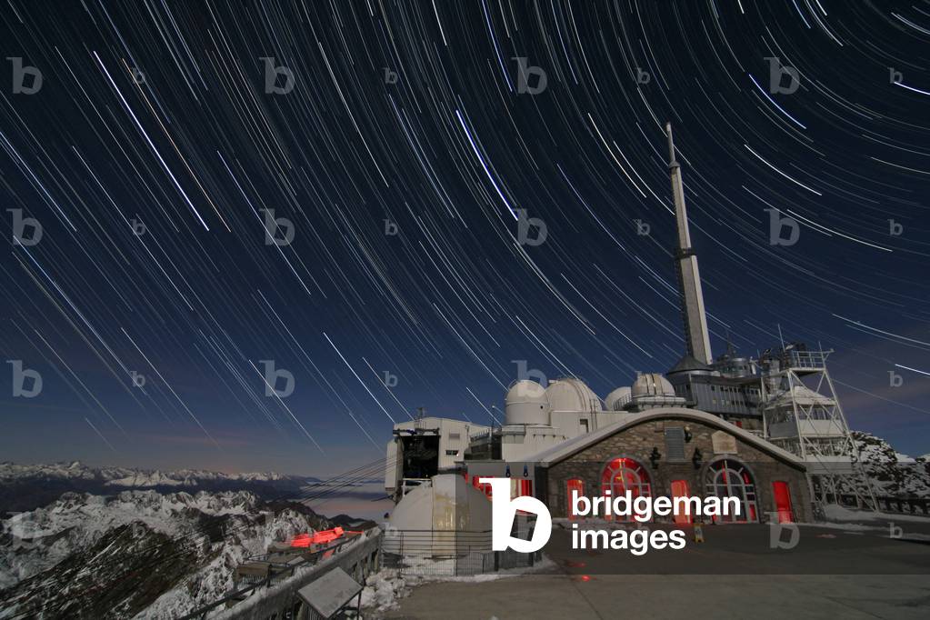 Star line from the Pic du Midi - Star trails and Pic du Midi observatory - Photographic pose on the stars above the observatory of the Pic du Midi, under a last quarter of the Moon. Long exposure on starry sky above Pic du Midi observatory