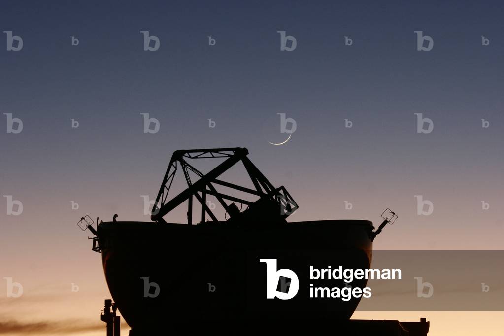 Paranal Observatory - Fin croissant de Lune - Paranal observatory, Chile, crescent moon - 05 - 2008 - La Lune en fin croissant, 4 May 2008, sur une une des telescopes auxilliaire 1,8m in diameter. Paranal Observatory, Chile. Crescent Moon with one VLTI auxiliary telescope. May 4 2008
