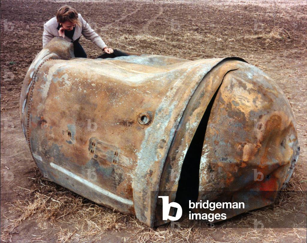 Space Debris Falls in Texas - Space Debris: Delta 2 Rocket Tank - A reservoir of the American Delta 2 rocket fell to Earth near Georgetown, Texas on January 22, 1997. After a nine-month stay around the Earth, this reservoir of about 250 kg remains practically intact due to its atmospheric rental. This is the main propellant tank of the second stage of a Delta 2 launch vehicle which landed near Georgetown, TX, on 22 January 1997, after nine months in Earth - orbit. This approximately 250 kg tank is primarily a stainless steel structure and survived reentry relatively intact