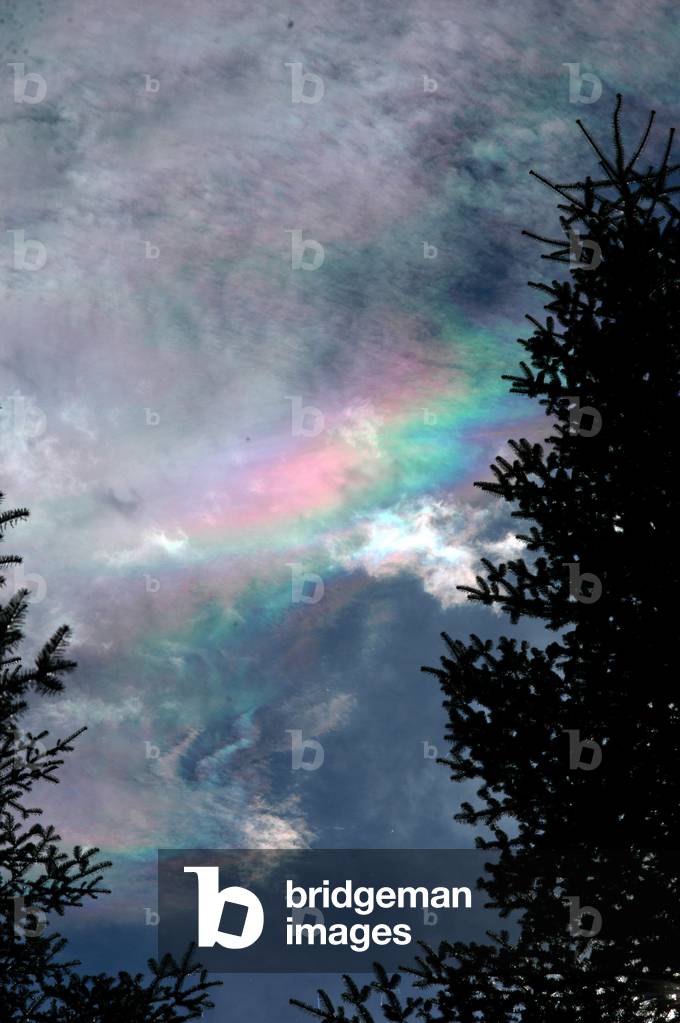 Bild von Fotografie "Schillernde Wolke - Schillernde Wolke - Eine Irisierung entsteht durch die Beugung des So