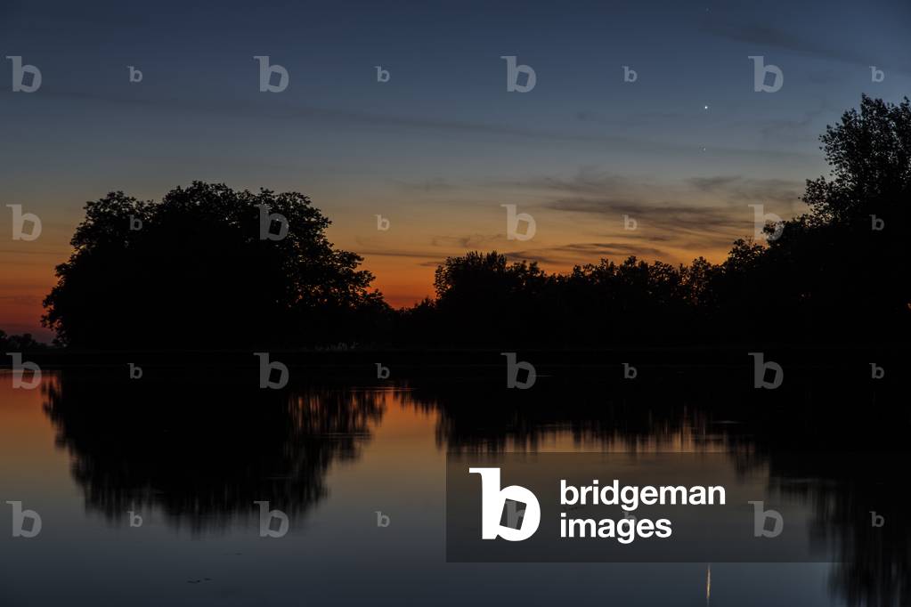 The planets Venus and Mercury (below) seen at dusk from a lake in Gers, France, 20th May 2020 (photo)