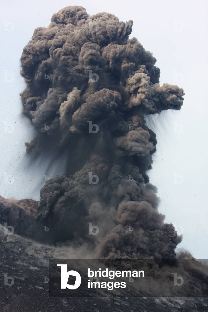 Anak Krakatau volcano eruption - Anak Krakatau volcano - Anak Krakatau volcano eruption in May 2008. This expl