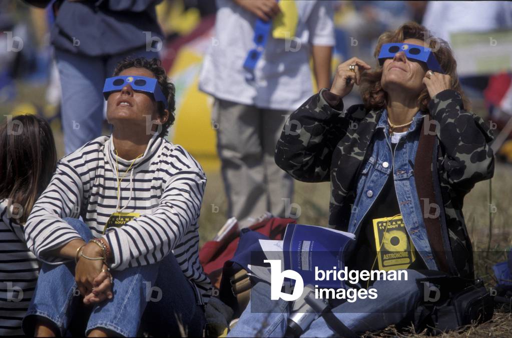 Observation of the eclipse of the Sun from 11/08/1999 - Solar eclipse observation - Observation of the sun with protective glasses. Fecamp. Solar eclipse observation with safe solar glasses. August 11 1999