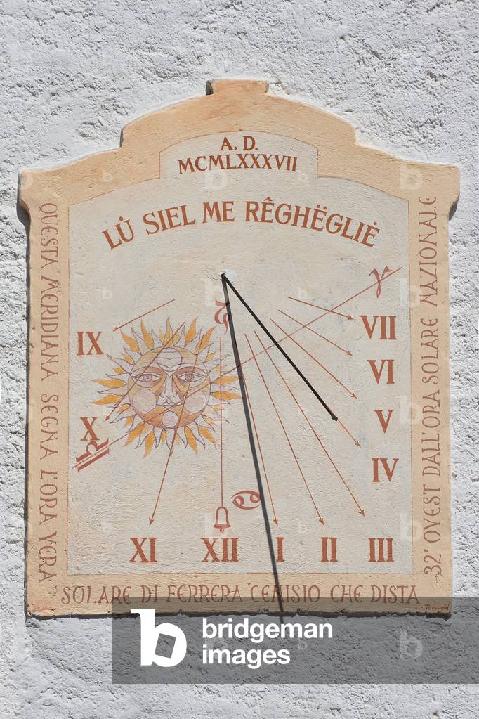 Sundial - Sundial - Vertical sundial of the village of Moncenisio (Ferrera Cenisio) in Italy. In addition to the time lines, the equinoxes line is drawn with the symbols of Belier and Balance at each end. At the top of the dial is the symbol of Capricorn (winter solstice, day where the Sun is at the lowest in the sky, and thus the shortest shadow), at the bottom of the symbol of Cancer (summer solstice). On the side, the dial is located 32 minutes west of the Italian National Solar Time. Therefore, in order to obtain the legal time in Moncenisio, you must add 32 minutes to the solar time of the dial and take into account the summer (or winter) time. Vertical sundial in Ferrera Cenisio, Italy