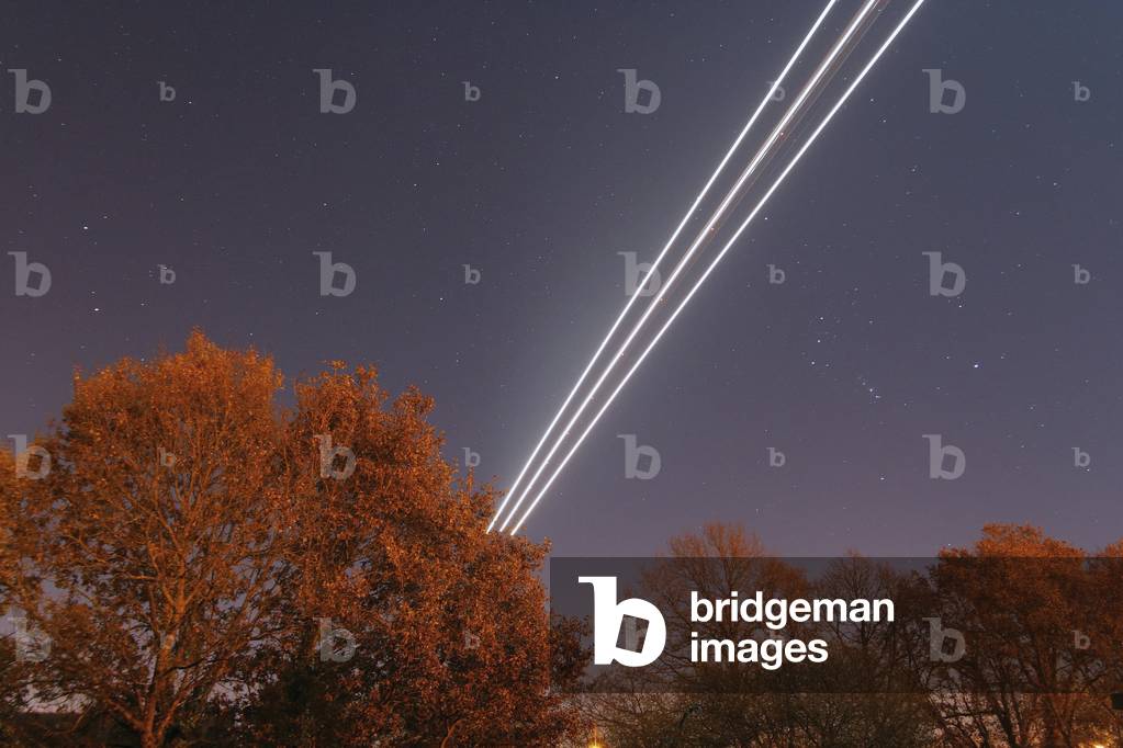 Plane trail - Plane trail - A plane passes through the sky. Photographic pose of 15 seconds. Light trail of a plane; 15 sec exposure