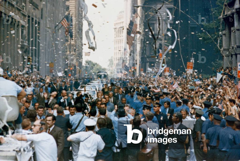 Apollo 11: parade of astronauts 08/1969 - Apollo 11: astronauts parade - Parade of the crew of Apollo 11 in New York, from g. to d.: Edwin Aldrin, Michael Collins and Neil Armstrong. 13/08/1969. New York City welcomes Apollo 11 crew men in a showering of ticker tape down Broadway and Park Avenue in a parade termed as the largest in the city's history. Pictured in the lead car, from the right, are astronauts Neil A. Armstrong, commander; Michael Collins, command module pilot; and Edwin E. Aldrin Jr., lunar module pilot. The three astronauts teamed for the first manned lunar landing, on July 20, 1969. 13 August 1969