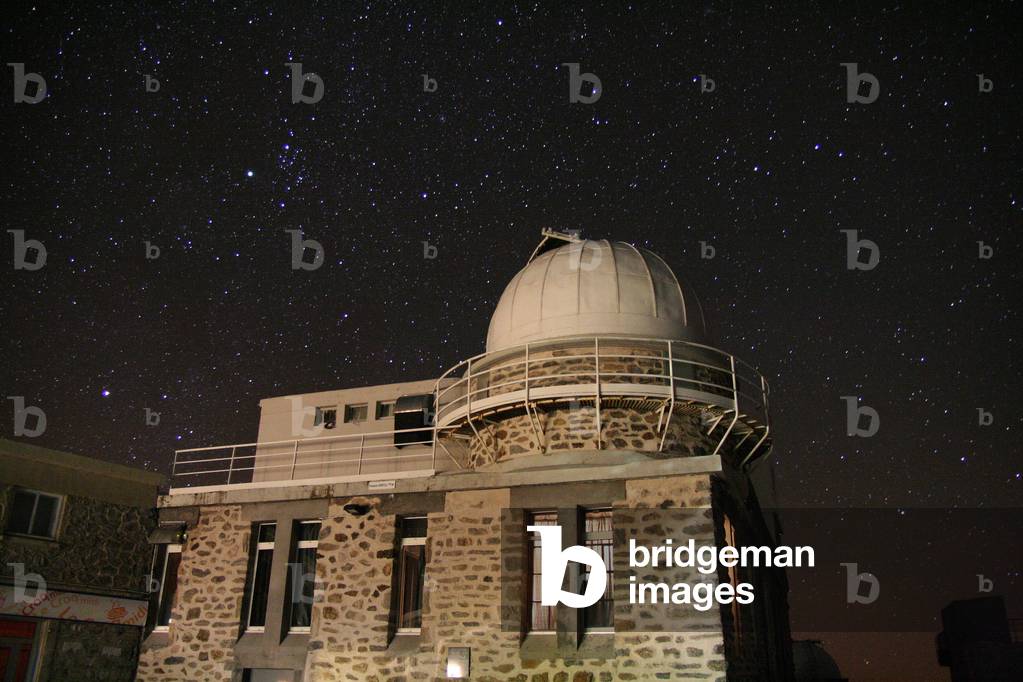 Star sky above the 1 m telescope of the Pic du Midi Observatory (65) - Starry sky above Pic du Midi observatory - The Holmes comet is visible just to the left of the Mirfak star in Persee. Starry sky with comet Holmes in constellation of Perseus, above the 1 meter dome at Pic du Midi observatory