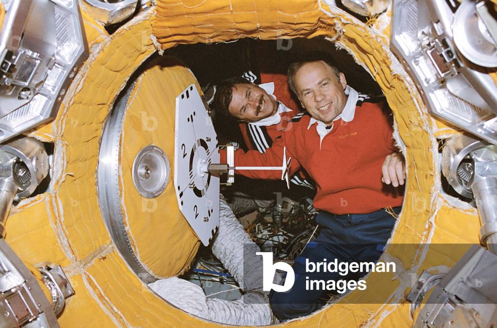 Mir: A. Solovyev and N. Budarin close the junction module - Shuttle - Mir: Solovyev and Budarin prepare to close hatch to docking module - Cosmoauts Anatoly Solovyev (commander of Mir 19) and Nikolai Budarin are about to close the junction module door of the Mir station. 22 July 1995. View of the Mir 19 commander Anatoly Solovyev and flight engineer Nikolai Budarin preparing to close the hatch to the docking module which leads to the Mir space station