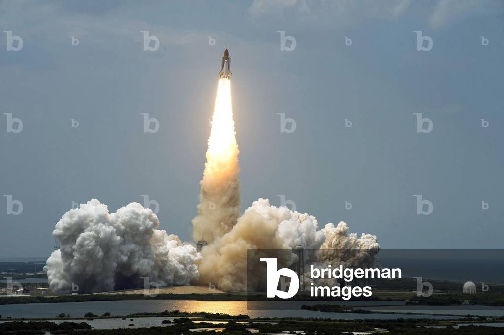 Decolation of the space shuttle Atlantis. 05/2009 - STS - 125 lift - off - Decolation of the space shuttle Atlantis with the crew of the mission STS-125. This 11-day mission aims to maintain the Hubble space telescope. May 11, 2009. Space Shuttle Atlantis and its seven - member STS - 125 crew head towards Earth orbit and rendezvous with Nasa's Hubble Space Telescope. Liftoff was on time at 2:01 p.m. (EDT) on May 11, 2009 from launch pad 39A at Nasa's Kennedy Space Center. Onboard are astronauts Scott Altman, commander; Gregory C. Johnson, pilot: Michael Good, Megan McArthur, John Grunsfeld, Mike Massimino and Andrew Feustel, all mission specialists. Atlantis' 11 - day flight will include five spacewalks to refurbish and upgrade the telescope with state - of - the - art science instruments that will expand Hubble's capabilities and extend its operational lifespan through at least 2014. The payload includes Wide Field Camera 3, fine guidance sensor and the Cosmic Origins Spectrograph