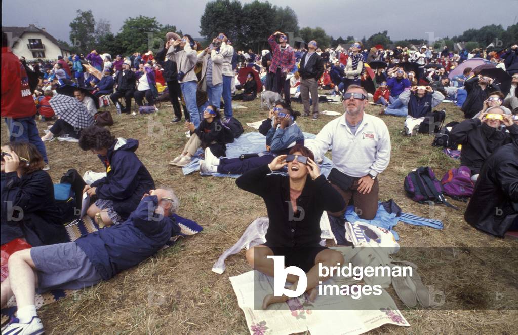 Observation of the eclipse of 11/08/1999 - Solar eclipse observation with safe solar glasses. August 11 1999 - Noyon - Franc