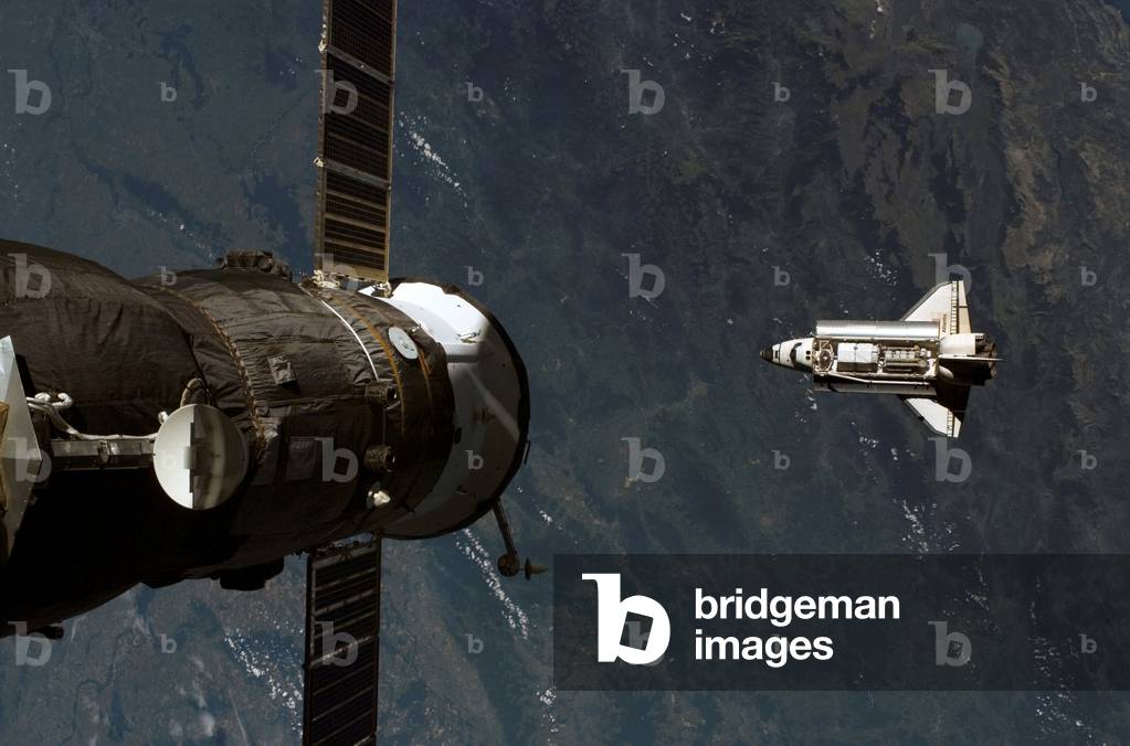 Space Shuttle Atlantis seen from the International Space Station on 11 - 09 - 2006. - Space Shuttle Atlantis approaching, seen from the International Space Station on 11 - 09 - 2006. On the left, a Progress vehicle arrives at the station