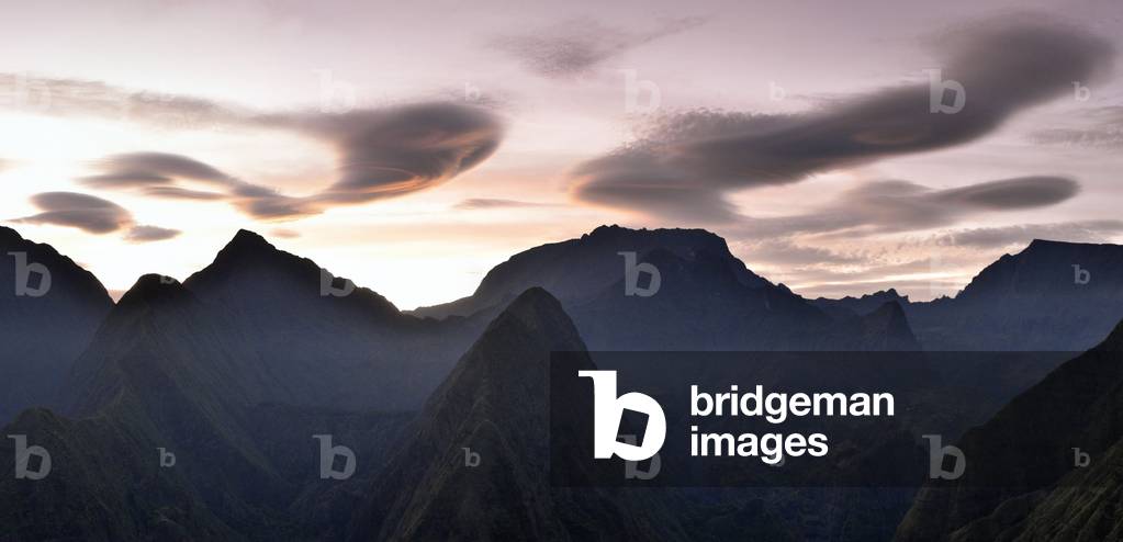 Lenticular clouds - Lenticular clouds - Lenticular clouds above the highest peaks of the Reunio