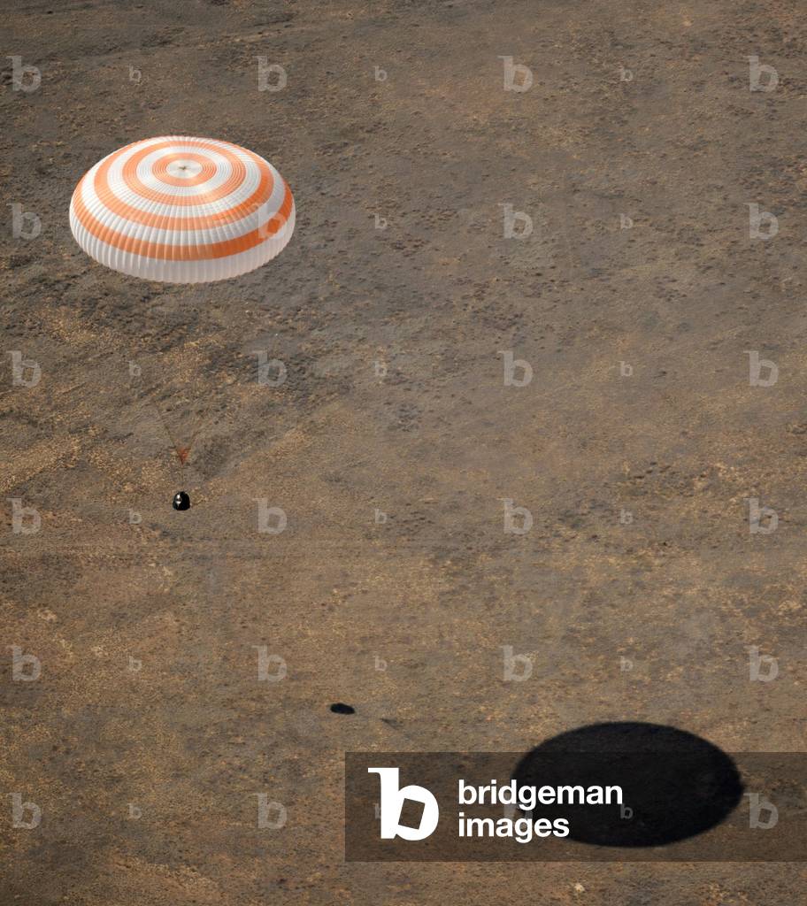 Soyuz ship's return to Earth - 04/2009 - Soyuz recovery - 04/2009 - Soyuz TMA capsule return to Earth - 13 April 2009. On board, astronauts Michael Fincke, Charles Simonyi (space tourist) and cosmonaut Yuri Lonchakov. Fincke and Lonchakov return from a six-month stay in the International Space Station (ISS), Simonyi from his second trip aboard the Space Station where he was able to stay there for about ten days. The Soyuz TMA - 13 spacecraft, carrying NASA astronaut Michael Fincke, Expedition 18 commander; cosmonaut Yury Lonchakov, flight engineer and Soyuz commander; and U.S. spaceflight participant Charles Simonyi, lands on April 8, 2009, near Zhezkazgan, Kazakhstan. Fincke and Lonchakov return after spending six months on the International Space Station, and Simonyi is returning from his launch with the Expedition 19 crewmembers twelve days earlier