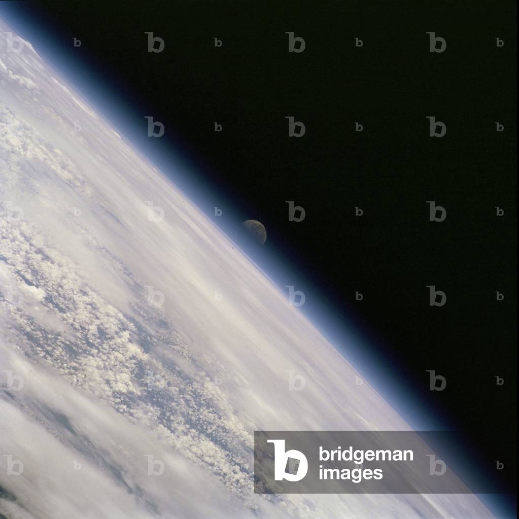 Moonset over Earth - Moonset over Earth - Sunset seen by the shuttle Atlantis in February 2001. Image taken from the space shuttle Atlantis in february 2001