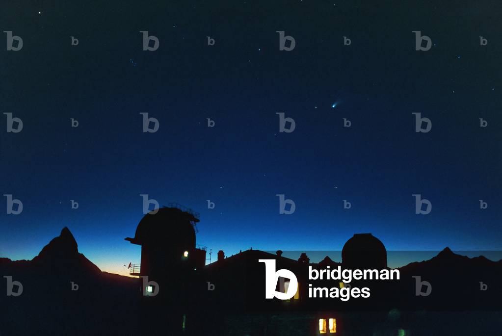 Comete Hale-Bopp-Comet Hale-Bopp-The Hale-Bopp Comete seen above the Gornergrat Observatory in Switzerland, 2 