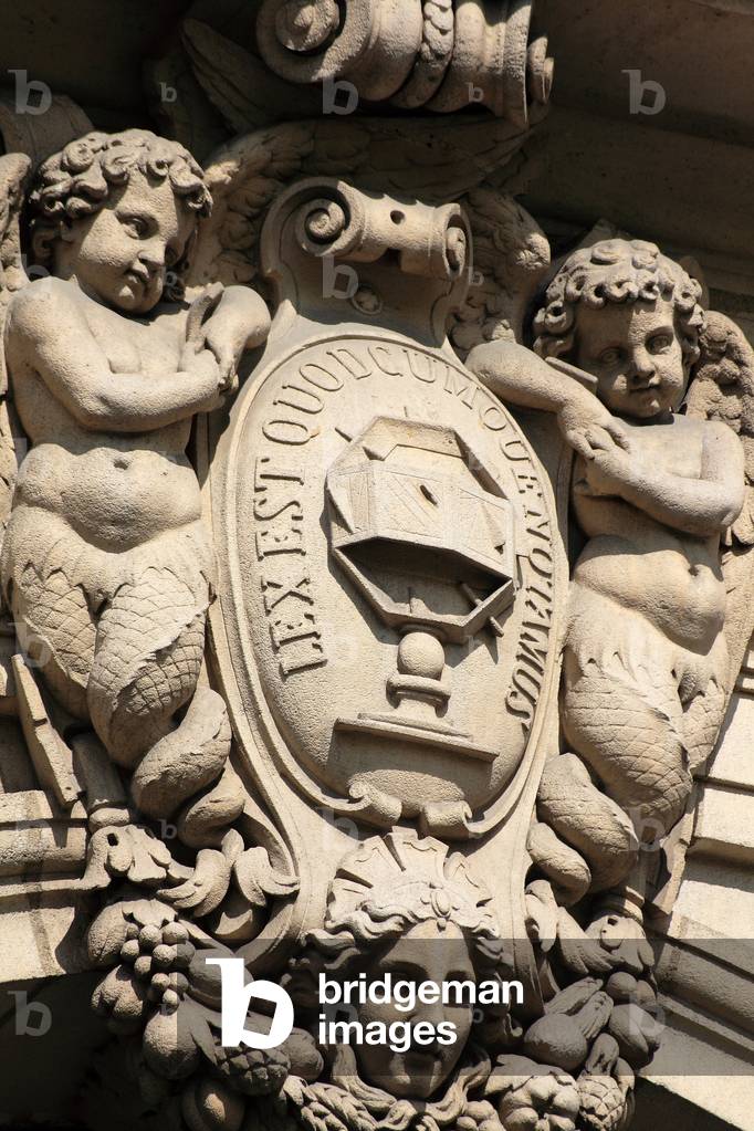 Sundial, 12 avenue Victoria, Paris 1er - Sundial in Paris - This sundial is visible at 12 avenue Victoria (Paris I). It is located on the facade of the seat of the Chambre des Notaries, built from 1855 to 1857. It is surrounded by the Latin motto: Lex est quodcumque notamus (Whatever we write is the law). This dial is a representation of a multiface dial located in the Chamber's Disposition Hall. 19th century sundial, 12 avenue Victoria, Paris 1er